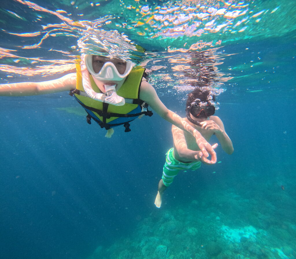 シュノーケルを楽しむ2人
